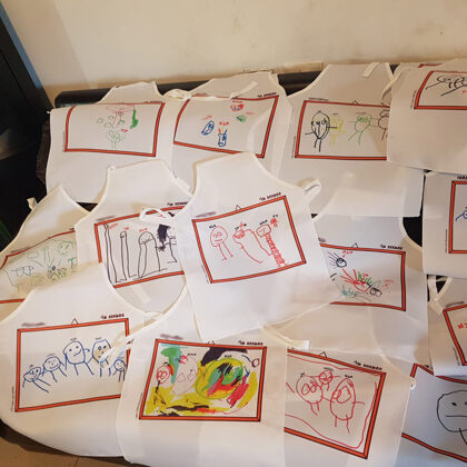 "המשפחה שלי". ציור הילד מודפס על סינר